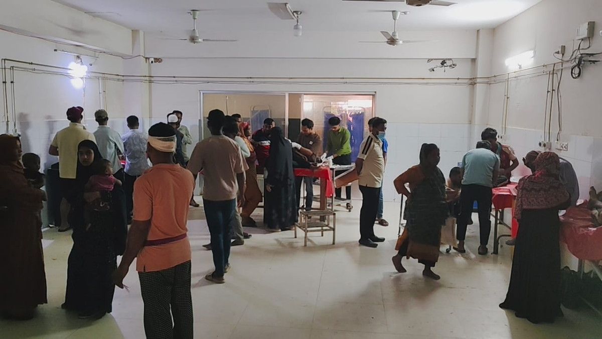 ভৈরবে আম গাছে ঢিল দেওয়া নিয়ে রক্তক্ষয়ী সংঘর্ষ, নারীসহ আহত ৩০